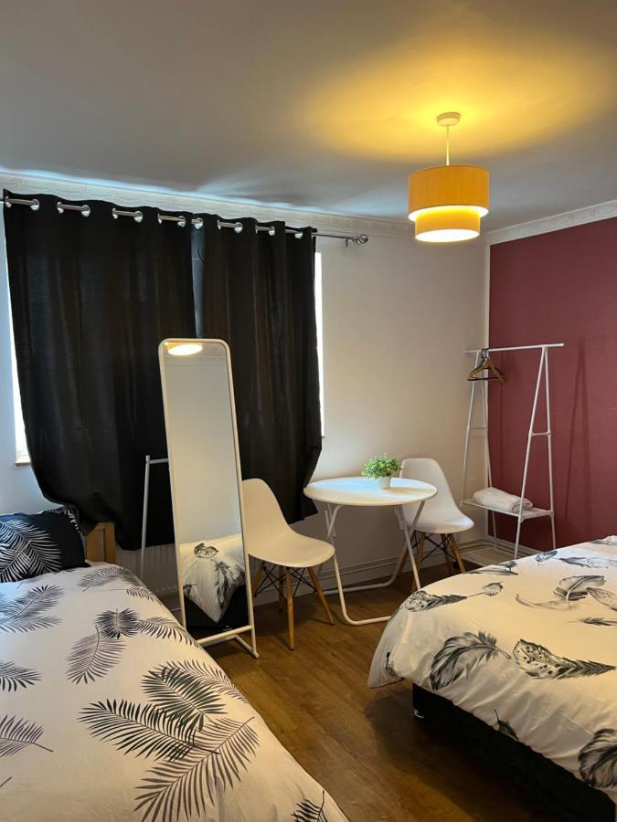 Private Room With Two Beds Near Central London Exterior photo
